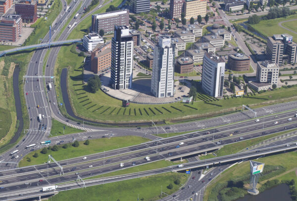 Luchtfoto van het Rivium Quadrant in Capelle aan den IJssel met kantoorgebouwen en omliggende snelwegen.